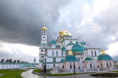 Istra, Rusya - Haziran, 2017: New Jerusalem Manastırı, olarak da bilinen Voskresensky Manastırı. Dramatik gökyüzü