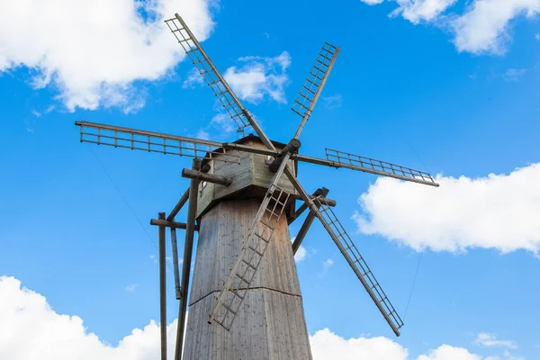 Mulino a vento olandese con cielo blu e nuvole di sfondo — Foto Stock