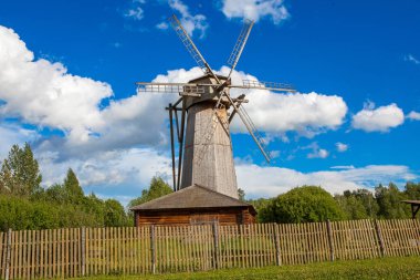 Mavi gökyüzü ve bulutlar arka plan ile Hollanda Yeldeğirmeni
