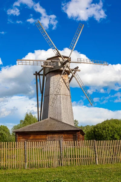 Mavi gökyüzü ve bulutlar arka plan ile Hollanda Yeldeğirmeni