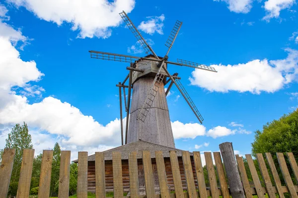 Mulino a vento olandese con cielo blu e nuvole di sfondo — Foto Stock