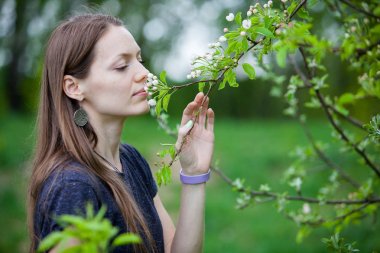 Koklama ve baharda çiçek açması ağaç zevk kız
