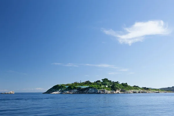 Jolie petite île avec quelques bungalows en mer tropicale — Photo