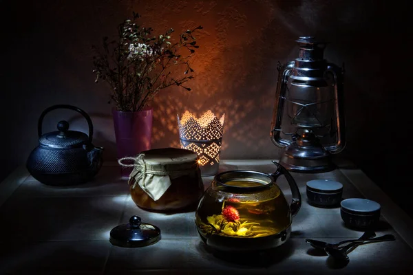 Verter té fresco en tazas de té de porcelana elegantes . — Foto de Stock