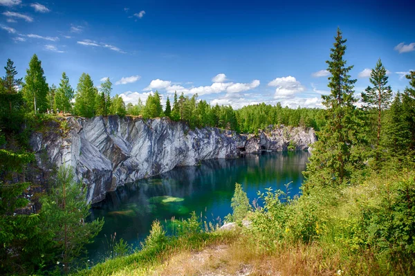 Ruskeala マウンテンのカレリア共和国 ロシアで大理石の峡谷 — ストック写真