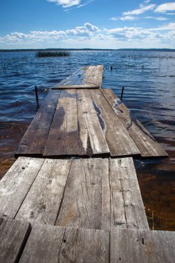 Sonbahar sisinde eski, ahşap iskeleye yakın..