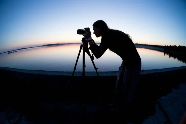 Photographe Prend Une Photo Paysage Nocturne Mer — Photo