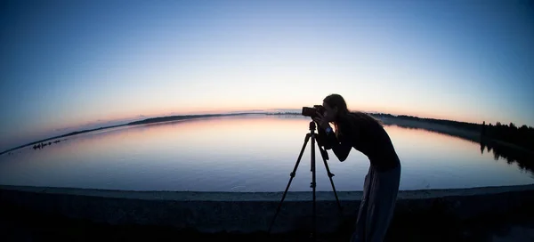 Fotógrafo Tira Uma Foto Paisagem Noite Mar — Fotografia de Stock