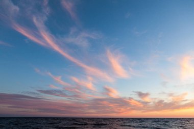 Kuzey deniz manzarası göl Onega Gölü üzerinde-batan güneşin ışınlarını yansıtan granit kıyıya dalgalar yendi.