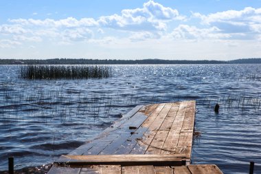 Göldeki eski ahşap köprü