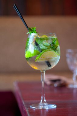 Cam tankı mojito Bar portre. Taze nane, limon, şeker ile serinletici içecek