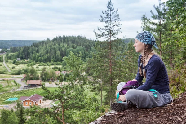 Mujer viajera de la libertad sentada en la cima de las montañas y disfrutar de una naturaleza maravillosa. Chica yound en la montaña pico con una vista perfecta. concepto de viaje — Foto de Stock