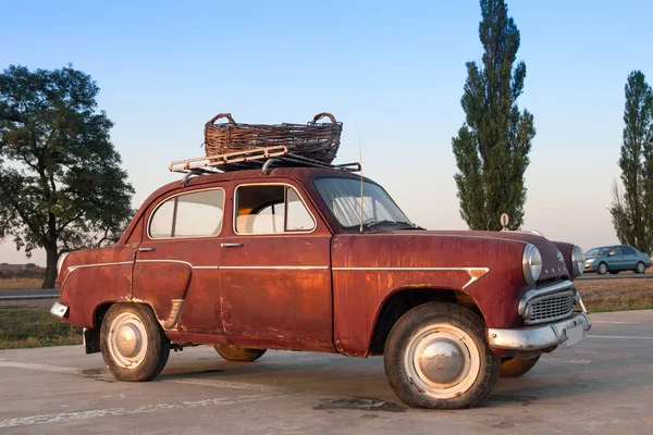 Sokak eski eski model araba Moskvich 407 ayakta.