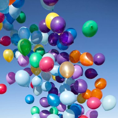 Renkli balonlar gökyüzünde uçan parti