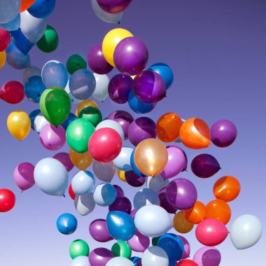 Renkli balonlar gökyüzünde uçan parti