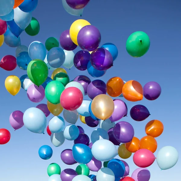 Balões coloridos voando na festa do céu — Fotografia de Stock