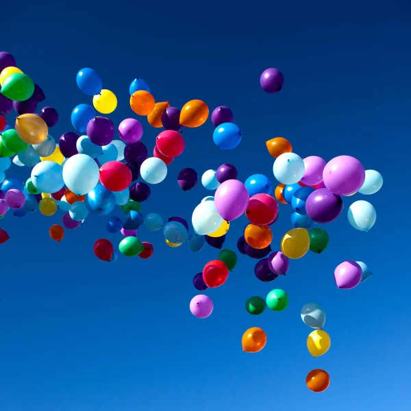 Renkli balonlar gökyüzünde uçan parti