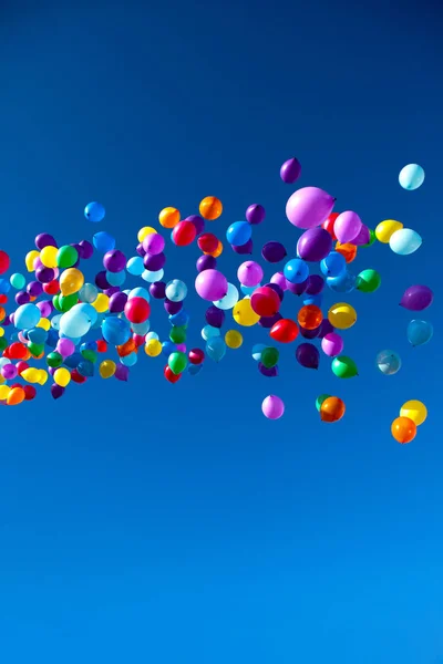 Balões coloridos voando na festa do céu — Fotografia de Stock