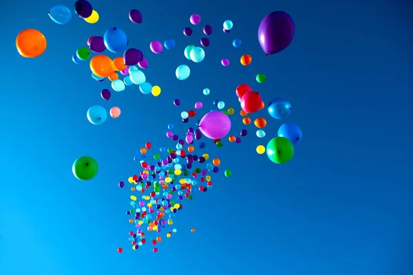 Globos de colores volando en la fiesta del cielo —  Fotos de Stock