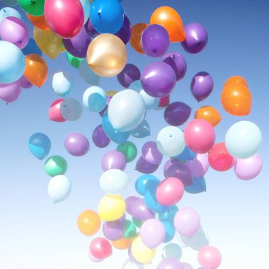 Renkli balonlar gökyüzünde uçan parti