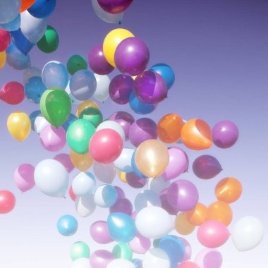 Renkli balonlar gökyüzünde uçan parti