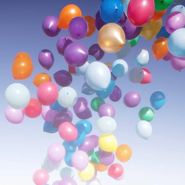 Palloncini colorati che volano nel partito cielo — Foto Stock