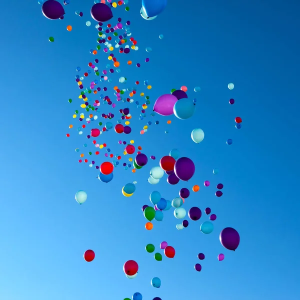 Ballons colorés volant dans la fête du ciel — Photo