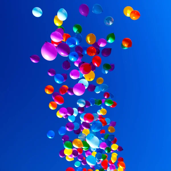 Balões coloridos voando na festa do céu — Fotografia de Stock