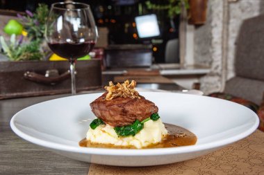 bir restoranda beyaz tabakta etli patates püresi