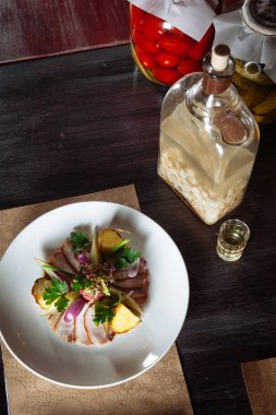 et, sebze ve patates restoranda masada meze.