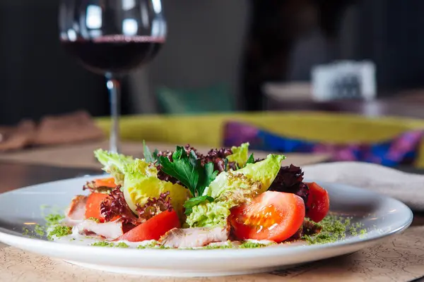 Ensalada fresca. tomate de verduras y carne sobre la mesa en el restaurante — Foto de Stock