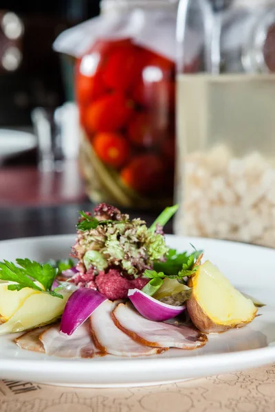 Aperitivo de carne, verduras y patatas sobre la mesa en el restaurante . — Foto de Stock