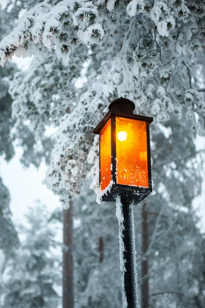 木製机の上雪とランプ — ストック写真