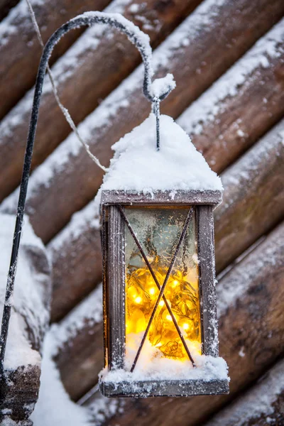 Trä skrivbord topp och snö och lampa — Stockfoto