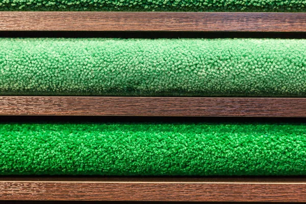 Amostras de tapetes multicoloridos nas prateleiras — Fotografia de Stock