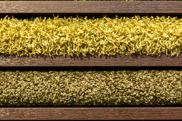Muestras de alfombras multicolores en los estantes —  Fotos de Stock