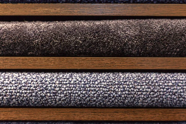 Campioni di tappeti multicolori sugli scaffali — Foto Stock