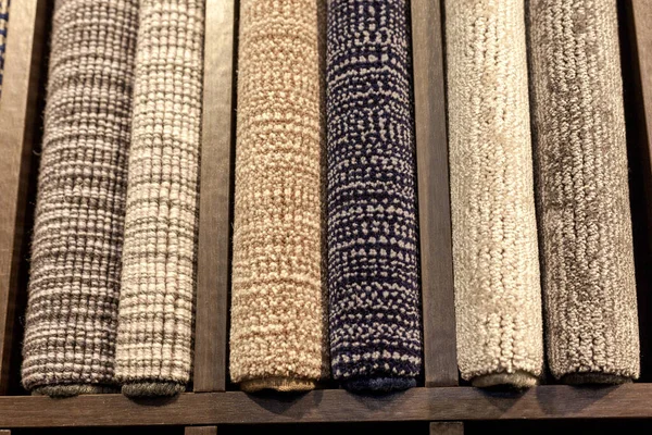 Muestras de alfombras multicolores en los estantes —  Fotos de Stock
