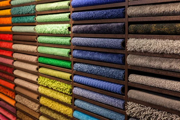 Próbki wielobarwne dywany na półkach — Zdjęcie stockowe