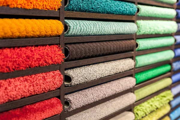 Samples of multi-colored carpets on the shelves — Stock Photo, Image