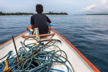 Tropikal adada şnorkelli ve balıkçı kıyafetli bir adam tatilde.