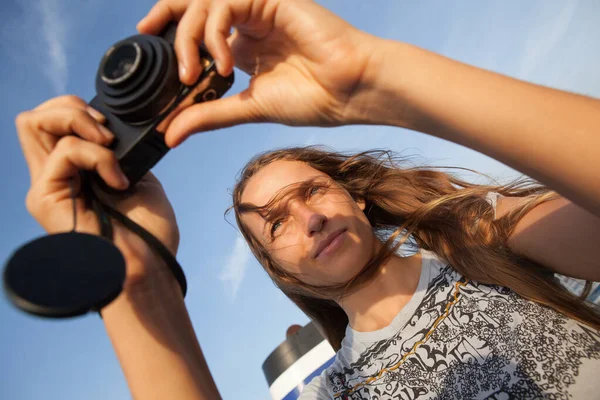Junge Reisefotografin fotografiert vor laufender Kamera — Stockfoto