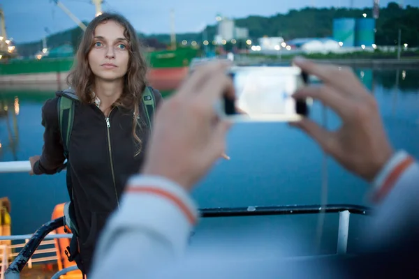 Man neemt een smartphone vriendin — Stockfoto