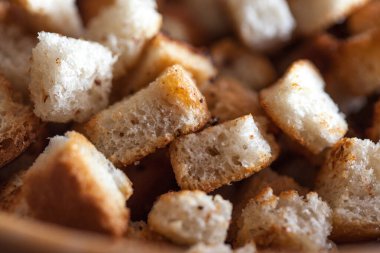 Bir tabakta kızarmış çavdar kraker yakın.