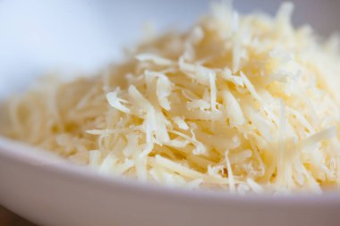 Yakından bakınca rendelenmiş parmesan peyniri.