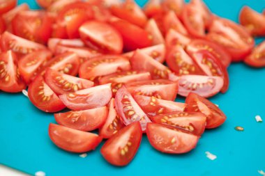 Bir kesme tahtası üzerinde dilimlenmiş taze domates