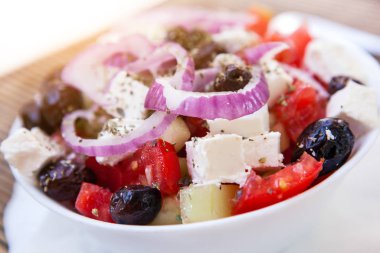 Yunan salatası sağlıklı yiyecek. Beyaz tabakta taze sebze.