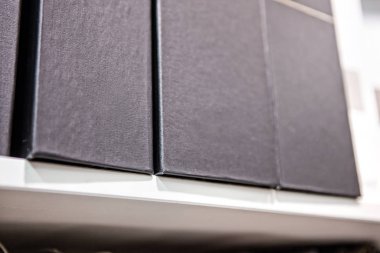 Kağıtlar için dosyalar ofisteki bir rafta.