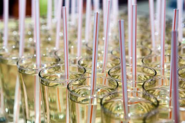 Sıcak bir yaz gününde kafede tüplerle içkileri tazeliyorum..