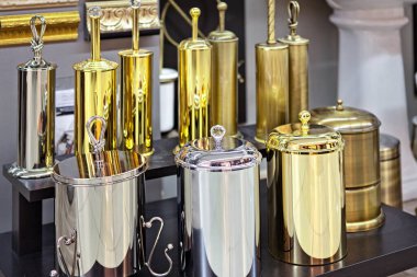 Dükkanda satılık tuvalet fırçaları, yakın çekim. Renkli plastik tuvalet fırçası arka planı. Temizlik için yeni fırça .